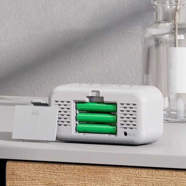 Moderner LED-Wecker mit großer Spiegelanzeige