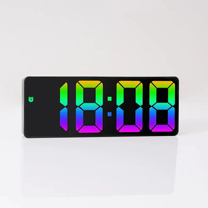 Digitaler Wecker mit bunten LED-Ziffern