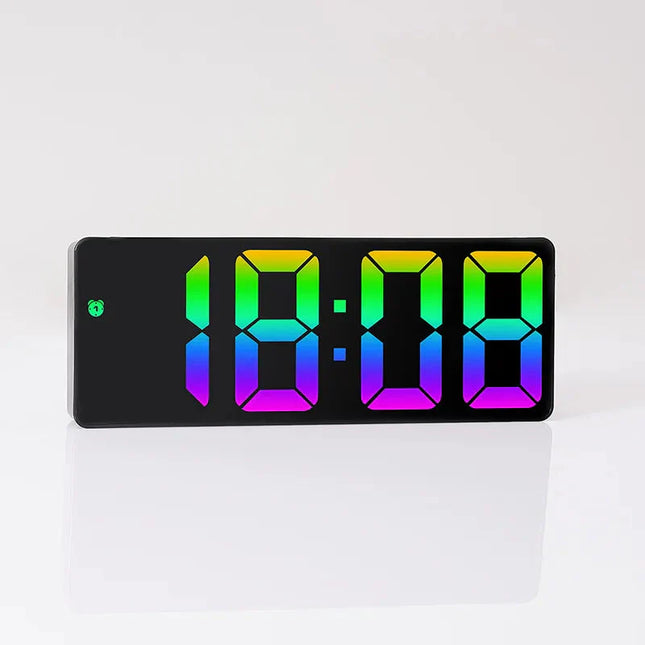 Digitaler Wecker mit bunten LED-Ziffern