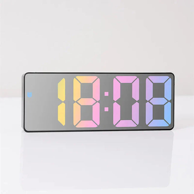 Digitaler Wecker mit bunten LED-Ziffern