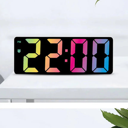 Digitaler Wecker mit bunten LED-Ziffern