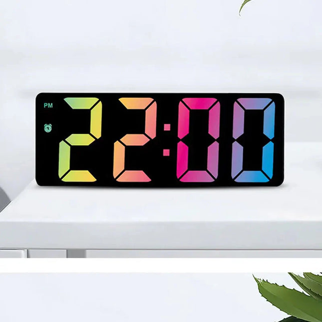 Digitaler Wecker mit bunten LED-Ziffern