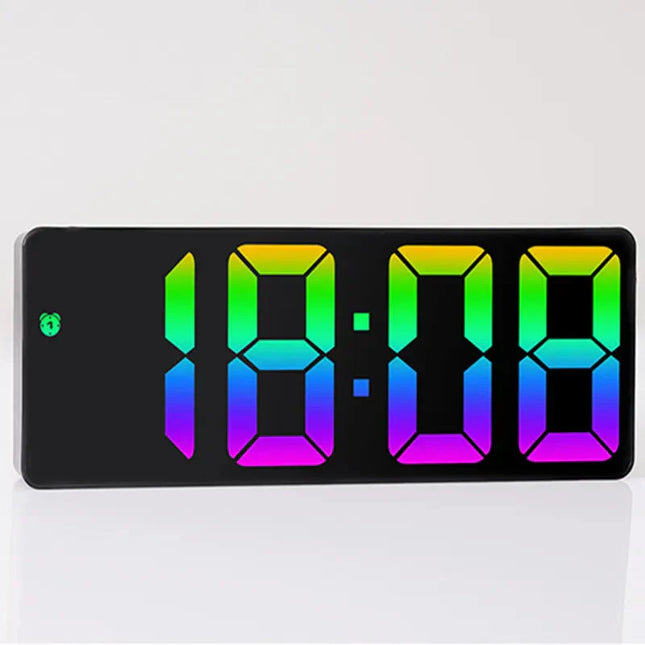 Digitaler Wecker mit bunten LED-Ziffern