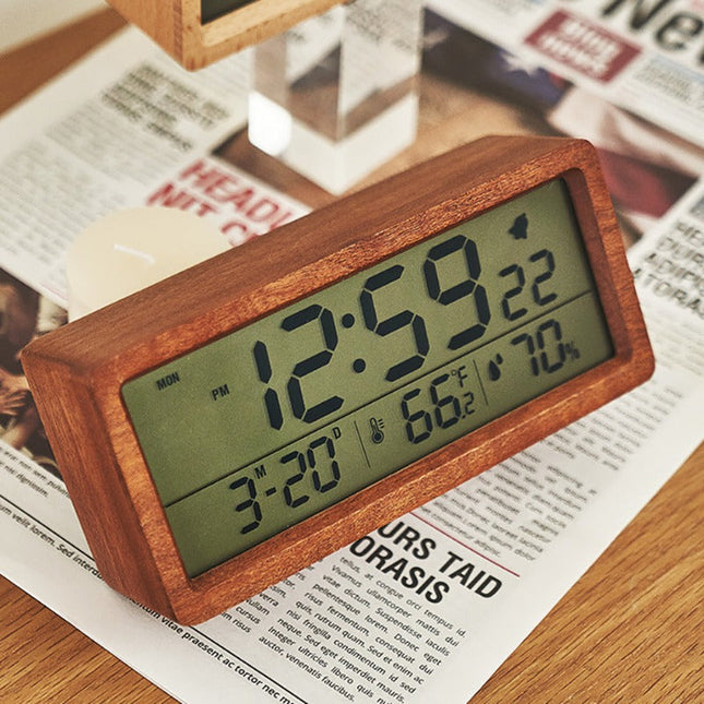 Digitalwecker im Holzgehäuse mit Temperatur