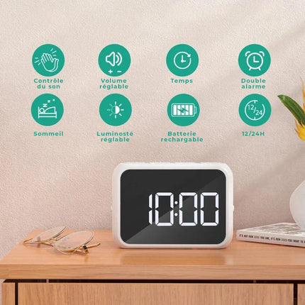 Kleiner Digitalwecker mit verspiegelter Anzeige