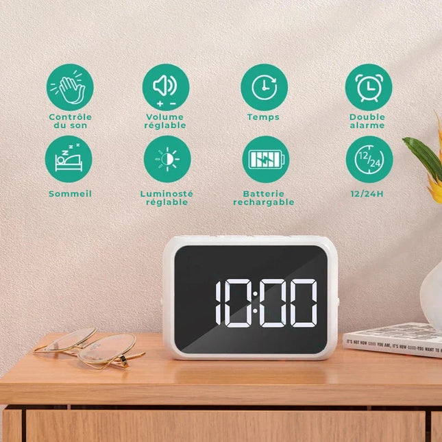 Kleiner Digitalwecker mit verspiegelter Anzeige