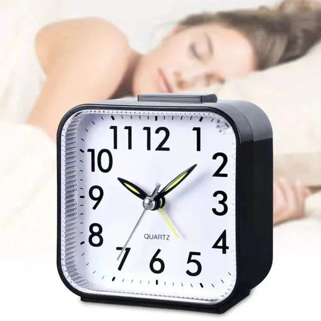 Einfacher analoger Wecker batteriebetrieben