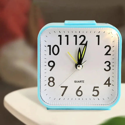 Einfacher analoger Wecker batteriebetrieben