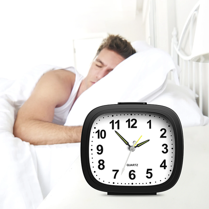 Klassischer Quarzwecker für das Schlafzimmer