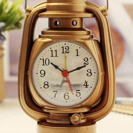 Vintage Wecker im Design einer Öllampe