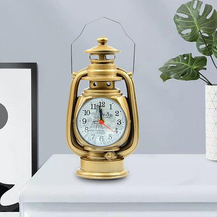 Vintage Wecker im Design einer Öllampe